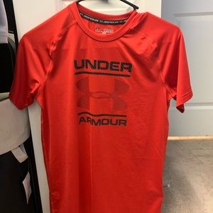 Under armor fitted red dry fit